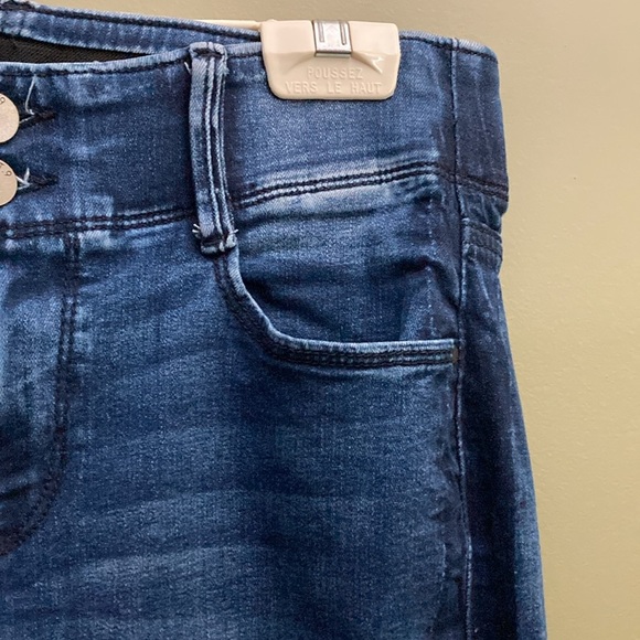 Apt 9 blue jean coloured capris with a dark band down the sides. Elastic waist. - Picture 6 of 12
